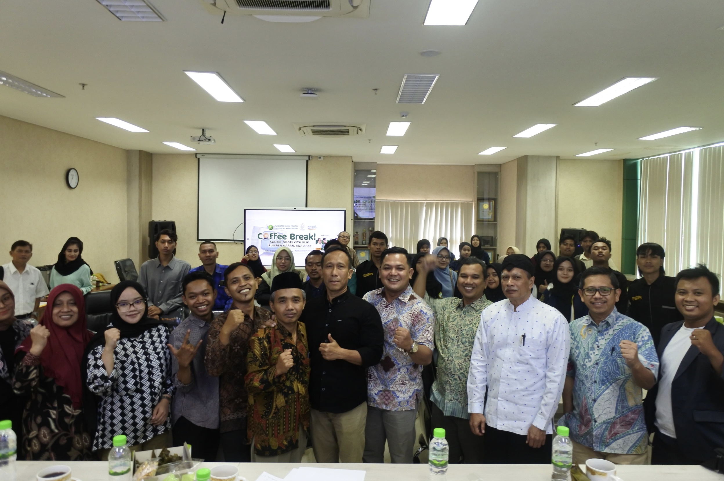 Coffee Break: Mahasiswa Magister Ilmu Politik Unwahas Bedah Polemik RUU Penyiaran