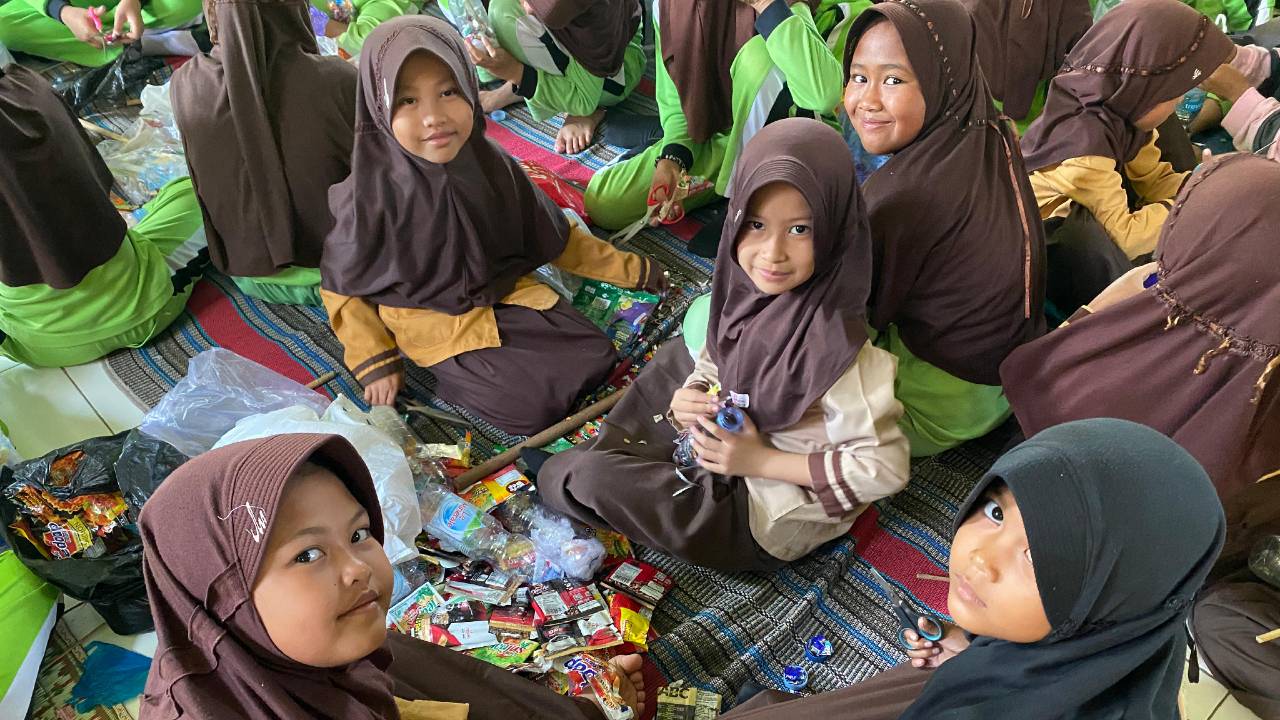 MI NU 18 Weleri dan Komunitas KerDUS Latih Anak Didik Kelola Sampah Agar Bermanfaat
