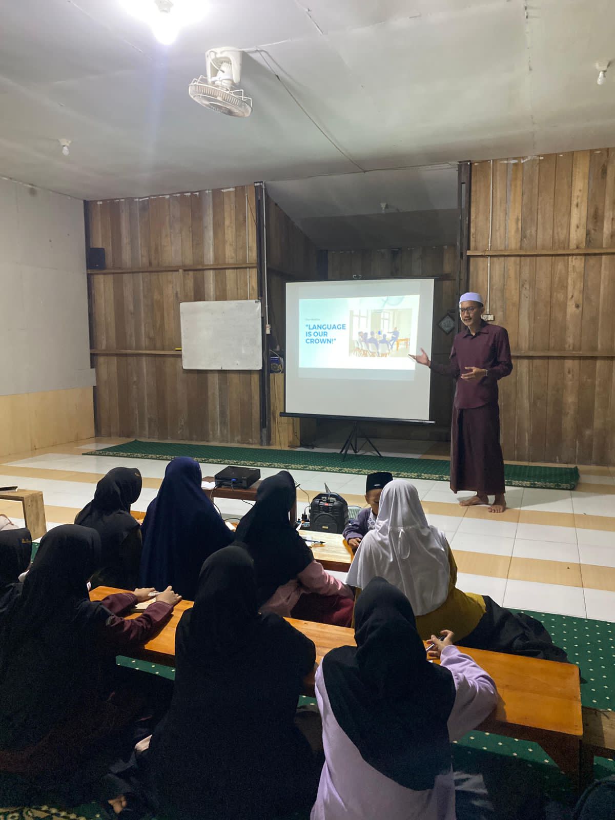 Launching Kursus Bahasa: Dongkrak Kemampuan Berbahasa Asing Santri
