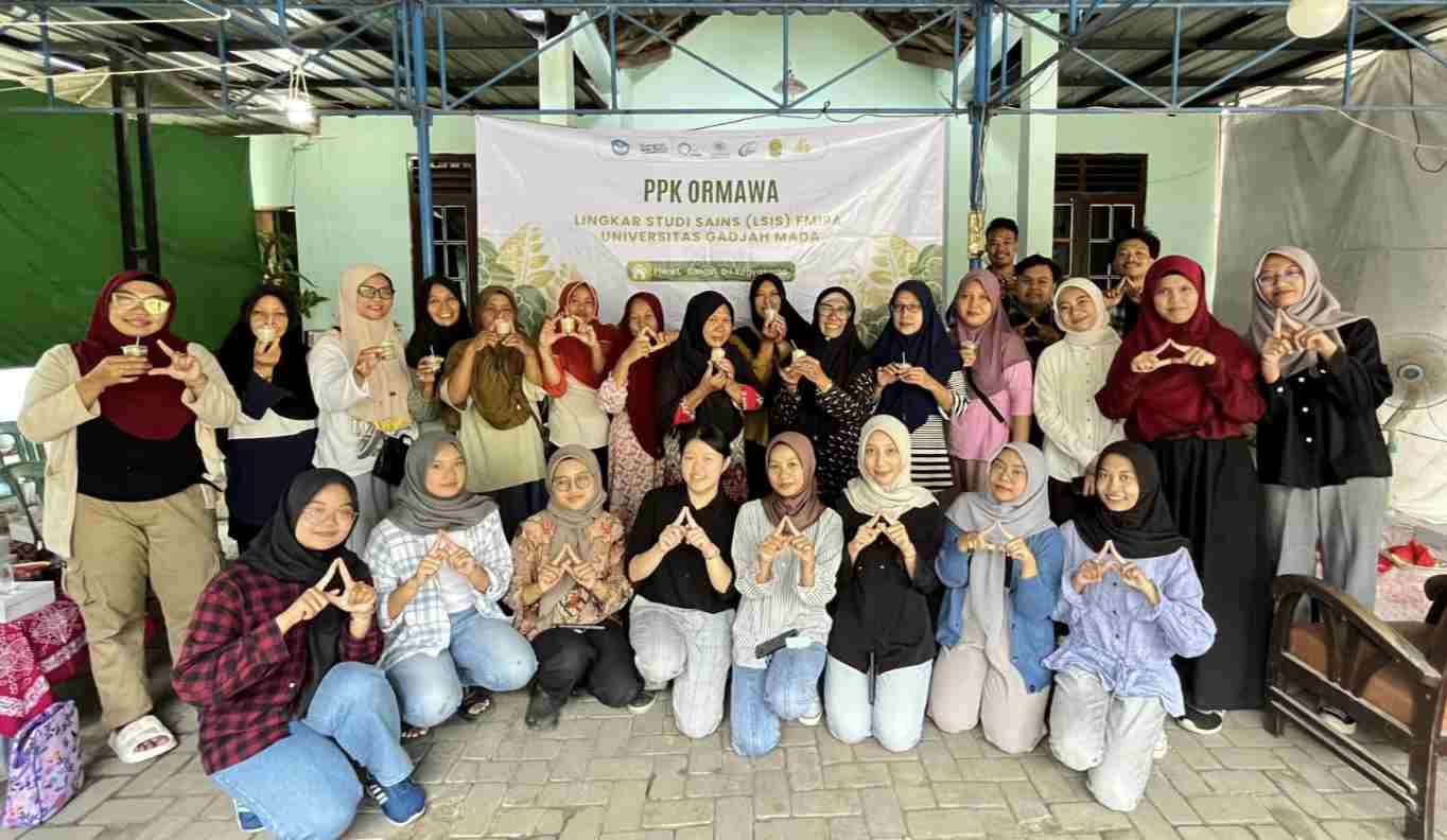 Berkolaborasi dengan Kelompok Wanita Tani Kedaton, Tim Pusaka Toga LSiS UGM Manfaatkan Minyak ‘Jelantah’ Jadi Lilin Aromaterapi