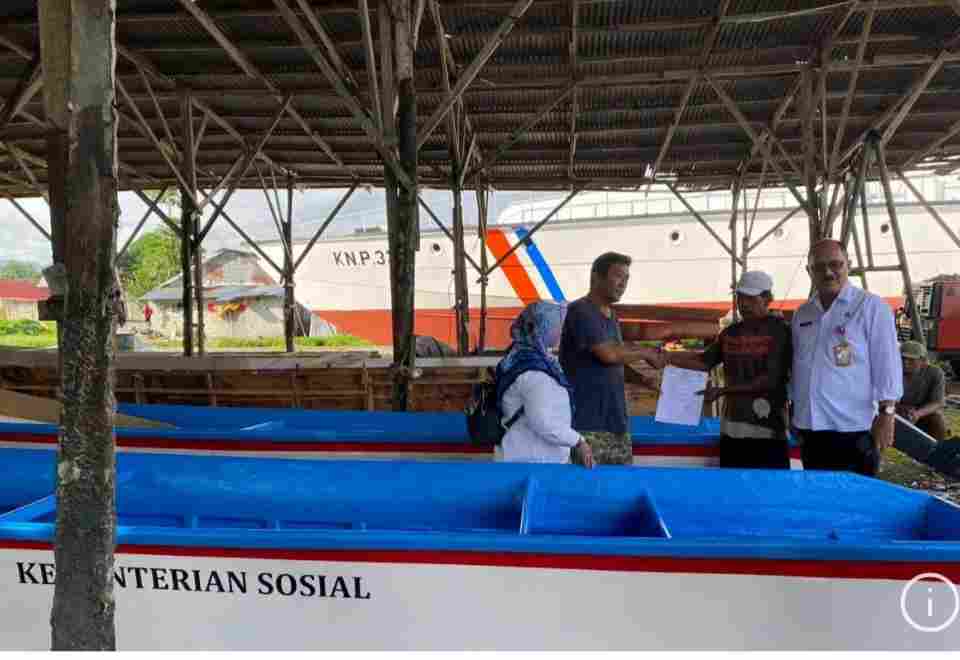 Kemensos Bagikan Perahu pada 2 Kelompok Nelayan di Ambon