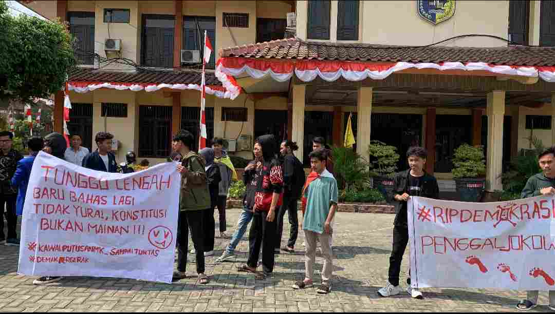 Damai, Massa Aliansi BEM PTNU-PMII Demak Gelar Aksi di DPRD Kab Demak Kawal Putusan MK