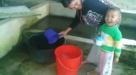 KETERANG GAMBAR :
Salah seorang ibu rumah tangga di kawasan jalan deliplantir terlihat sedang mengambil air hujan untuk kebutuhan dalam rumah tangganya. (Foto : Roy Prawira Pandia)