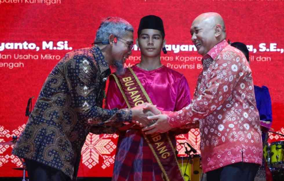 Menteri Koperasi RI Beri Penghargaan Kepada Sekda Jateng di Puncak Hari UMKM Nasional 2024