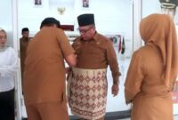 Pjs Bupati Sergai, H Parlindungan Pane dan Pjs Ketua TP PKK Sergai, Ny Ainun Mardian Parlindungan Pane dikenakan pakaian songket khas Melayu