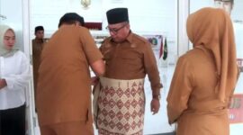 Pjs Bupati Sergai, H Parlindungan Pane dan Pjs Ketua TP PKK Sergai, Ny Ainun Mardian Parlindungan Pane dikenakan pakaian songket khas Melayu