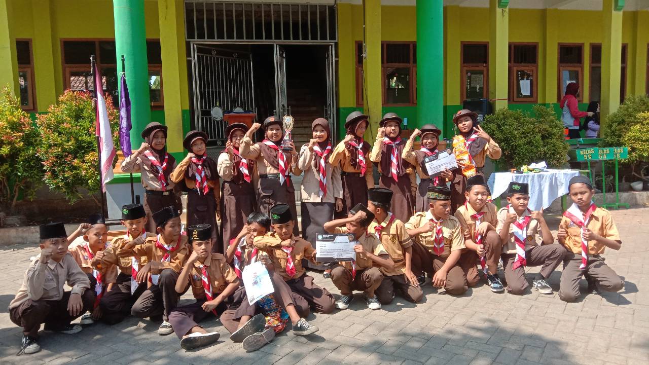 Persari dan Persami MI NU 71 Unggulan Karanganom Weleri Berlangsung Meriah, Anak-Anak Antusias Ikuti Kegiatan Api Dharma