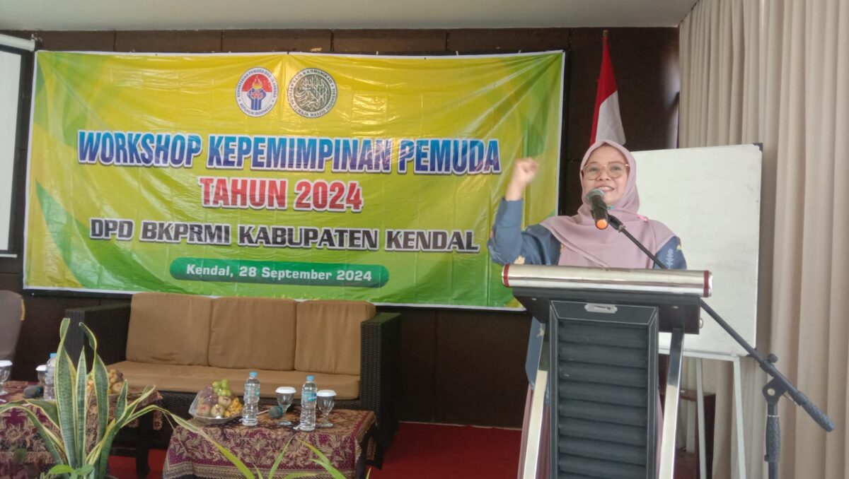 Kepala Bidang Kepemudaan Disporapar Kendal Retno Kurniawati, ST, M.Si saat membuka acara workshop DPD BKPRMI Kendal