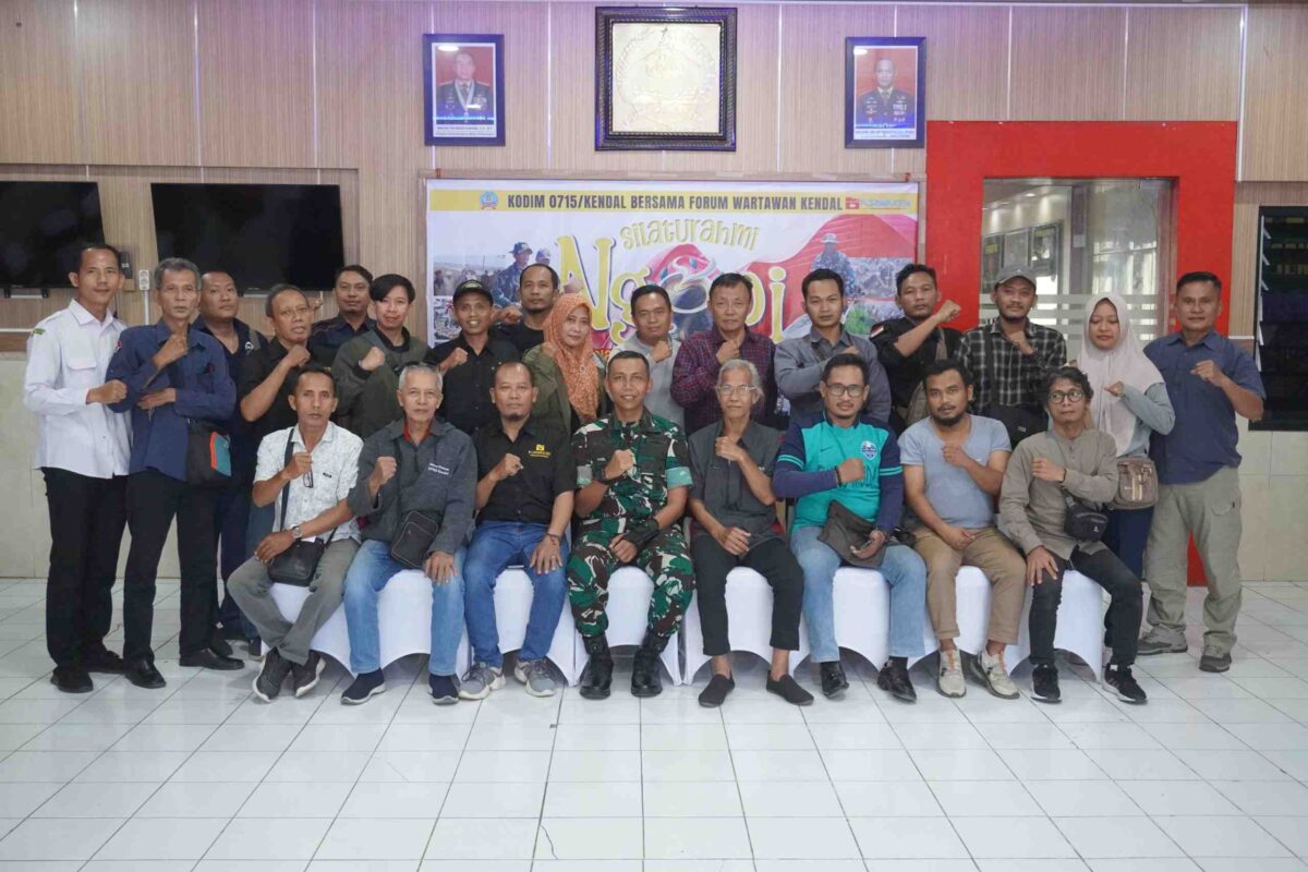 Dandim 0715/Kendal Letkol Inf Ely Purwadi bersama Rekan Forum Wartawan Kendal (Forwaken)