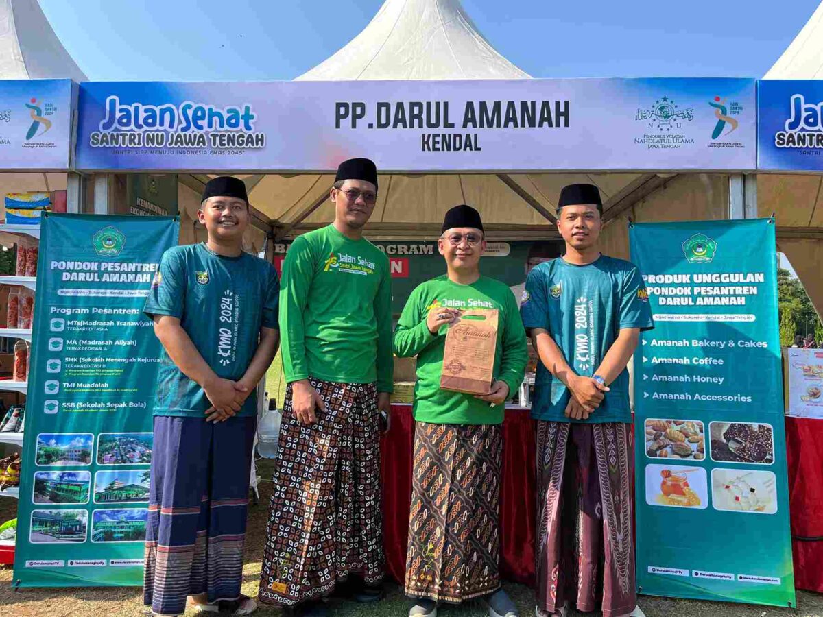 Ketua Tanfidziyah PWNU Jawa Tengah KH Abdul Ghaffar Razin dan Sekretaris H Fatkhur Rohman ketika mengunjungi stand Bazaar UMKM Pesantren Darul Amanah Sukorejo Kendal
