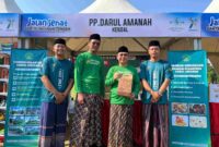 Ketua Tanfidziyah PWNU Jawa Tengah KH Abdul Ghaffar Razin dan Sekretaris H Fatkhur Rohman ketika mengunjungi stand Bazaar UMKM Pesantren Darul Amanah Sukorejo Kendal