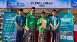 Ketua Tanfidziyah PWNU Jawa Tengah KH Abdul Ghaffar Razin dan Sekretaris H Fatkhur Rohman ketika mengunjungi stand Bazaar UMKM Pesantren Darul Amanah Sukorejo Kendal