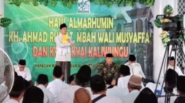 Pengasuh pondok pesantren APIK Kaliwungu KH Sholahuddin Humaidullah saat menyampaikan kisah para ulama Kaliwungu
