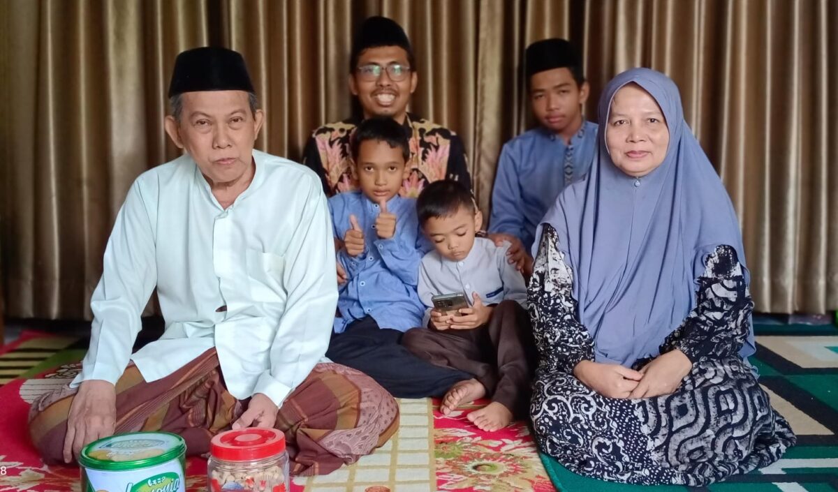 Kiai Mustaghfirin bersama istri dan alumni