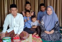 Kiai Mustaghfirin bersama istri dan alumni