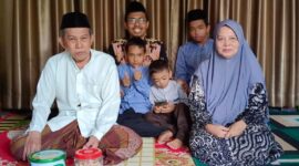 Kiai Mustaghfirin bersama istri dan alumni