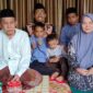 Kiai Mustaghfirin bersama istri dan alumni