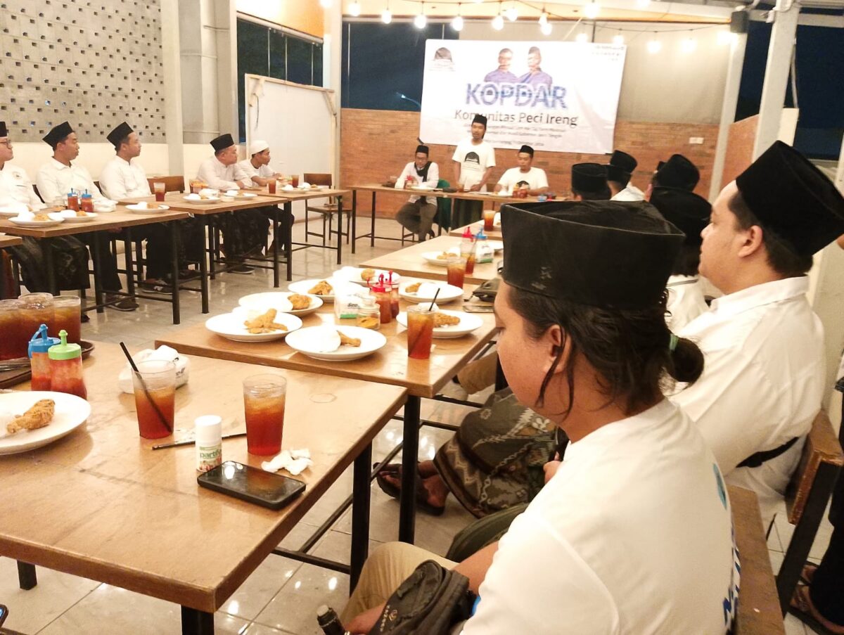 Koordinator Komunitas Peci Ireng Kota Semarang, Nur Rohman saat menyampaikan arahan dalam kopdar yang berlangsung di Oti Fried Chicken Jl Hasanuddin Semarang Utara Kota Semarang.