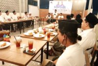 Koordinator Komunitas Peci Ireng Kota Semarang, Nur Rohman saat menyampaikan arahan dalam kopdar yang berlangsung di Oti Fried Chicken Jl Hasanuddin Semarang Utara Kota Semarang.