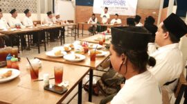 Koordinator Komunitas Peci Ireng Kota Semarang, Nur Rohman saat menyampaikan arahan dalam kopdar yang berlangsung di Oti Fried Chicken Jl Hasanuddin Semarang Utara Kota Semarang.