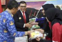 Pjs Bupati Toba, Dr. Agustinus Panjaitan, menerima cinderamata berupa medali dan piagam dari Panitia PON XXI Aceh-Sumut atas kesuksesannya dalam menyelenggarakan Ski Air di Danau Toba. Penerimaan cinderamata berlangsung di ruang kerja Bupati Toba, Balige, Selasa (1/10/2024)
