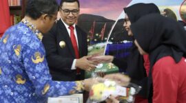 Pjs Bupati Toba, Dr. Agustinus Panjaitan, menerima cinderamata berupa medali dan piagam dari Panitia PON XXI Aceh-Sumut atas kesuksesannya dalam menyelenggarakan Ski Air di Danau Toba. Penerimaan cinderamata berlangsung di ruang kerja Bupati Toba, Balige, Selasa (1/10/2024)