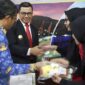Pjs Bupati Toba, Dr. Agustinus Panjaitan, menerima cinderamata berupa medali dan piagam dari Panitia PON XXI Aceh-Sumut atas kesuksesannya dalam menyelenggarakan Ski Air di Danau Toba. Penerimaan cinderamata berlangsung di ruang kerja Bupati Toba, Balige, Selasa (1/10/2024)