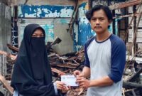 Penyerahan bantuan terhadap korban kebakaran oleh Ketua OSIS MAN 1 Sumedang, Aulia Rahma Wiguna/ dok. istimewa