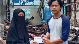 Penyerahan bantuan terhadap korban kebakaran oleh Ketua OSIS MAN 1 Sumedang, Aulia Rahma Wiguna/ dok. istimewa