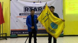 Ketua Rayon FISIP demisioner Fajri Hermansyah saat serah terima kepemimpinan kepada Ketua Rayon Fisip terpilih, Cassano Yoen Kharisma Idlafi, Sabtu (5/10/2024) 