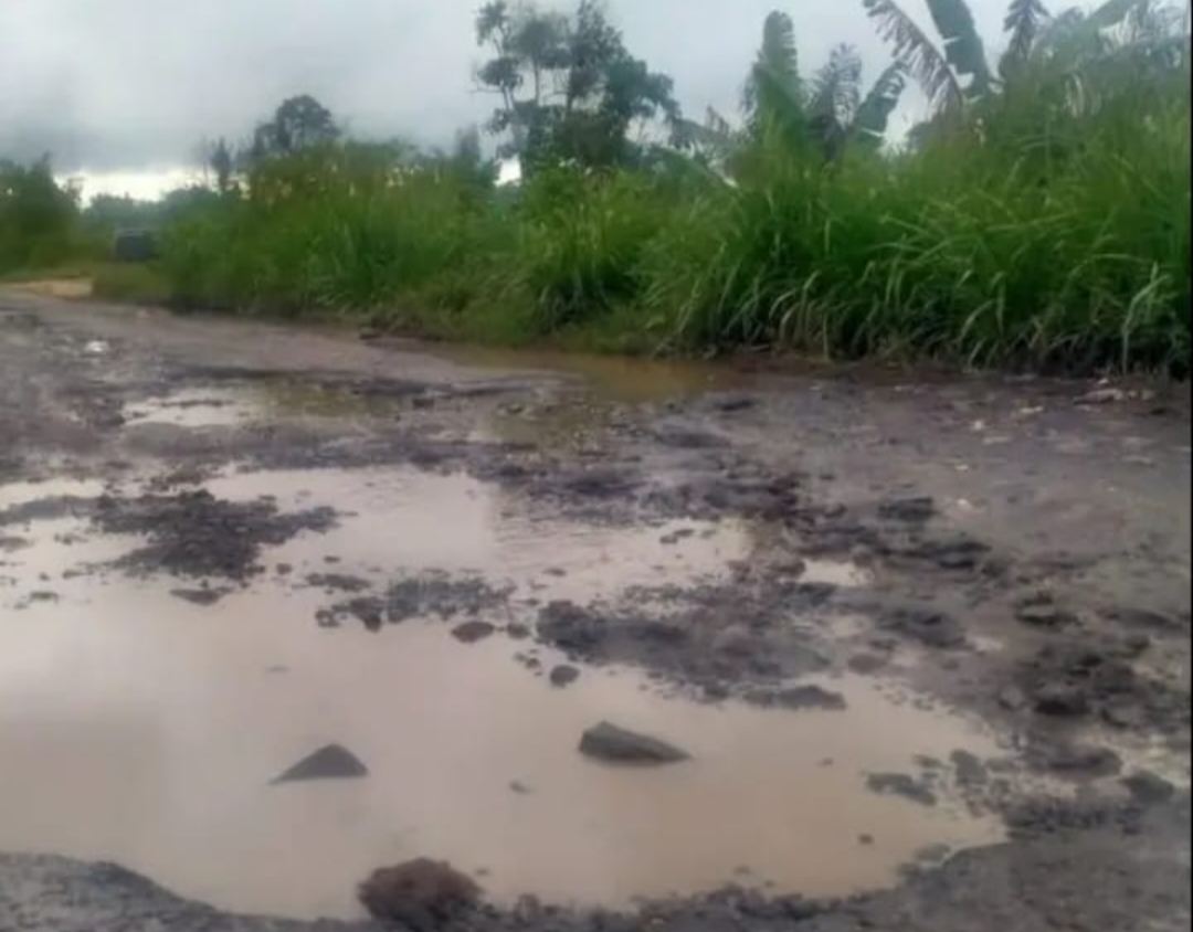 Miris! Kondisi Jalan yang Rusak Parah, Masyarakat Akan Pilih Cagub yang Berani Bangun Jalan Provinsi Tigarunggu-Raya