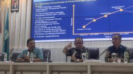 Ketua Departemen Politik dan Ilmu Pemerintahan UNDIP Nur Hidayat Sardini/ NHS (tengah) diapit Kepala prodi MIP Ali Martin (kanan) dan Dekan FISIP Agus Riyanto (kiri) dalam Public Lecture di Kampus 1 Unwahas Sampangan, Sabtu (19/10/2024)
