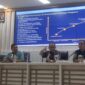 Ketua Departemen Politik dan Ilmu Pemerintahan UNDIP Nur Hidayat Sardini/ NHS (tengah) diapit Kepala prodi MIP Ali Martin (kanan) dan Dekan FISIP Agus Riyanto (kiri) dalam Public Lecture di Kampus 1 Unwahas Sampangan, Sabtu (19/10/2024)
