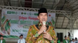 H. Benny Karnadi saat memberikan sambutan pada Kirab Karnaval Hari Santri di Sukorejo Kendal