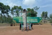 Aksi Komandan Upacara Banser Sukorejo pecahkan 30 balok bata saat upacara Hari Santri 2024 di lapangan pesantren Darul Amanah Sukorejo Kendal