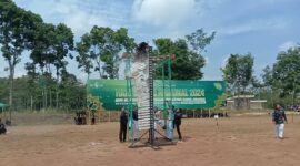 Aksi Komandan Upacara Banser Sukorejo pecahkan 30 balok bata saat upacara Hari Santri 2024 di lapangan pesantren Darul Amanah Sukorejo Kendal