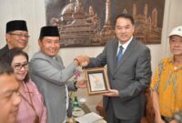 Penjabat (Pj) Sekretaris Daerah Muhammad Khadik dan Komite Tetap, Sekretaris Jenderal Pemerintah Heze, Zhou Shenghong saling bertukar cinderamata saat kunjungan di Balai Kota Semarang, Selasa (22/10/2024) 
