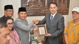 Penjabat (Pj) Sekretaris Daerah Muhammad Khadik dan Komite Tetap, Sekretaris Jenderal Pemerintah Heze, Zhou Shenghong saling bertukar cinderamata saat kunjungan di Balai Kota Semarang, Selasa (22/10/2024) 
