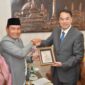 Penjabat (Pj) Sekretaris Daerah Muhammad Khadik dan Komite Tetap, Sekretaris Jenderal Pemerintah Heze, Zhou Shenghong saling bertukar cinderamata saat kunjungan di Balai Kota Semarang, Selasa (22/10/2024) 
