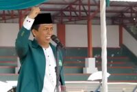 Ketua Tanfidziyah PCNU Sukoharjo, KH Khomsun Nur Arif, S.Ag saat menyampaikam amanat dihadapan 10.000 kader NU Sukoharjo, Jawa Tengah, dalam apel Hari Santri Nasional 2024 di Stadion Gelora Merdeka Jombor, Sukoharjo, Selasa (22/10/2024) 
