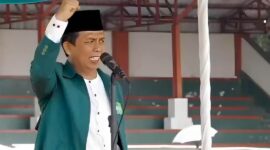 Ketua Tanfidziyah PCNU Sukoharjo, KH Khomsun Nur Arif, S.Ag saat menyampaikam amanat dihadapan 10.000 kader NU Sukoharjo, Jawa Tengah, dalam apel Hari Santri Nasional 2024 di Stadion Gelora Merdeka Jombor, Sukoharjo, Selasa (22/10/2024) 
