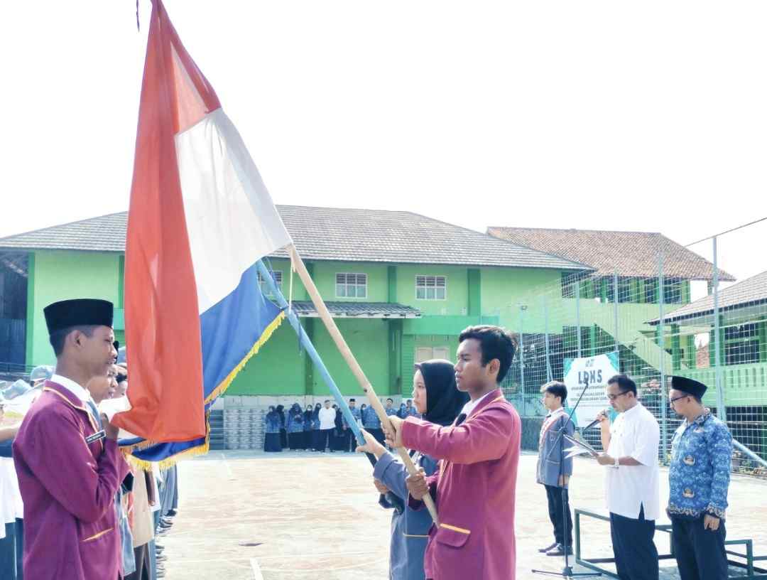 Peringati Hari Sumpah Pemuda ke-96, Kepala MAN 1 Sumedang Lantik Pengurus OSIS Hingga Organisasi Kesiswaan Lainnya! Cek di Sini!