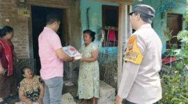 Kapolsek Payung Berikan Bantuan Kepada Warga Jemaat GBKP Tiganderket