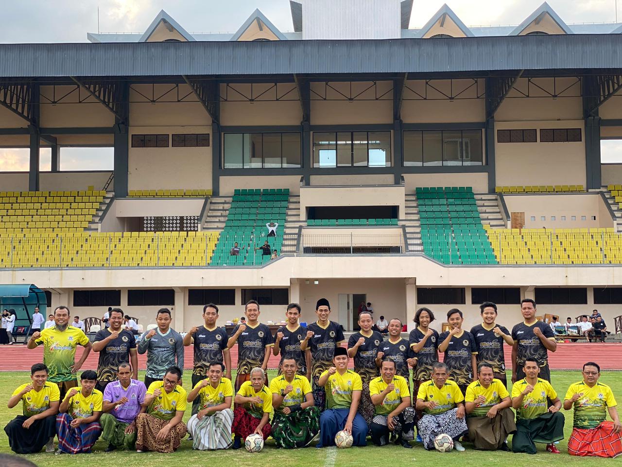 Laga Seru Sepak Bola Sarung Warnai Peringatan Hari Santri 2024 di Kendal