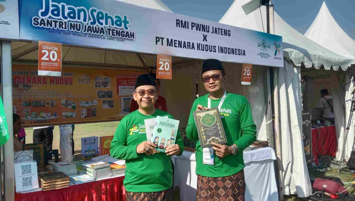 Ketua Tanfidziyah PWNU Jawa Tengah Gus Rozin bersama Ketua Panitia Hari Santri 2024 Gus Zaki saat kunjungi stand RMI PWNU Jateng. Di Lapangan Pancasila Simpang Lima Semarang. Ahad, 27/10/2024