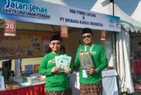 Ketua Tanfidziyah PWNU Jawa Tengah Gus Rozin bersama Ketua Panitia Hari Santri 2024 Gus Zaki saat kunjungi stand RMI PWNU Jateng. Di Lapangan Pancasila Simpang Lima Semarang. Ahad, 27/10/2024