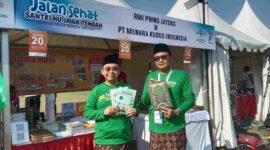 Ketua Tanfidziyah PWNU Jawa Tengah Gus Rozin bersama Ketua Panitia Hari Santri 2024 Gus Zaki saat kunjungi stand RMI PWNU Jateng. Di Lapangan Pancasila Simpang Lima Semarang. Ahad, 27/10/2024