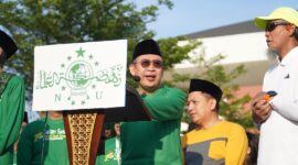 Ketua Tanfidziyah PWNU Jawa Tengah, KH Abdul Ghaffar Razin (Gus Rozin) saat membuka acara Jalan Sehat Santri NU Jawa Tengah di Semarang. Minggu, 27/10/2024. Dok PWNU Jateng