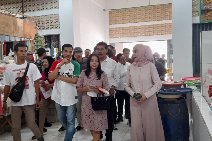 Kunjungi Pasar Weleri, Tika-Benny Janjikan Kebangkitan Ekonomi di Tengah Keluhan Pedagang