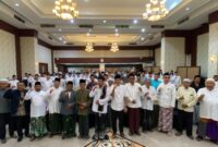 Para kiai pengasuh pesantren, muballighin dan tokoh agama saat melakukan deklarasi dukungan kepada paslon Yoyok-Joss